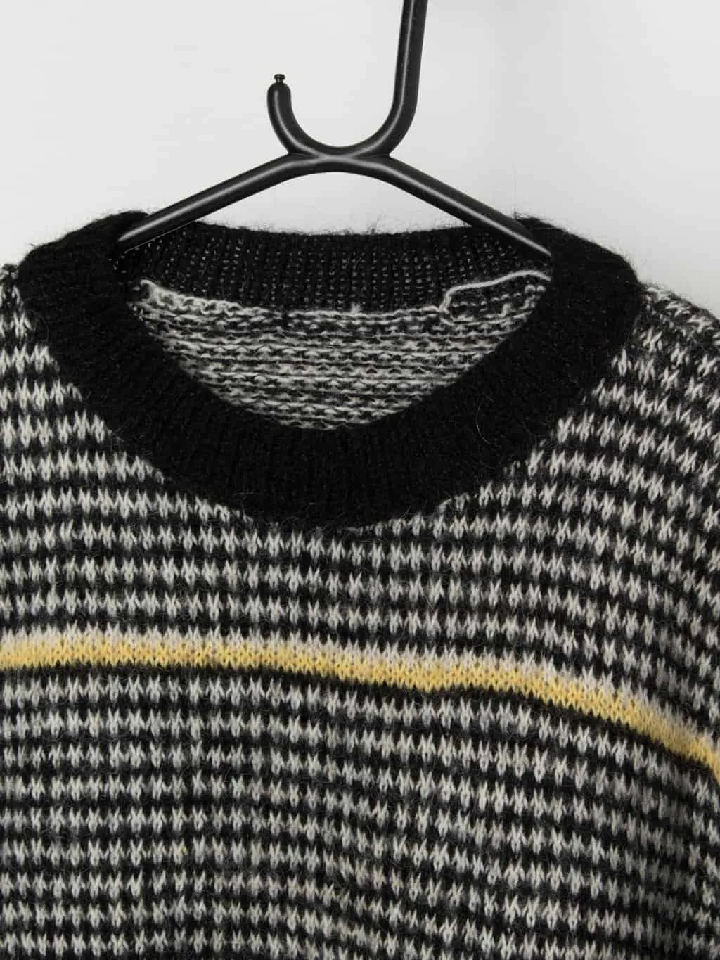 Vintage handknitted black and white cropped sweater with stripes – Medium